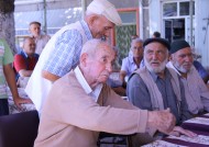 Μαζί με τον λαμψακηνό Ισμαήλ Ακτουνγκ ανακαλύπτουμε την μικρασιατική Λάμψακο. Όπως σε όλες τις μικρασιατικές πολεις έτσι και στην Λάμψακο ήταν πλήρης ο διαχωρισμός των Ελλήνων από τον τούρκικο πληθυσμό, τουλάχιστον όσο αφορά τις κατοικίες τους. Ο ελληνικός ρωμιομαχαλάς βρίσκοταν κοντά στην παραλία. Ο τουρκομαχαλάς ήταν σχεδόν διπλάσιος από τον [&hellip;]